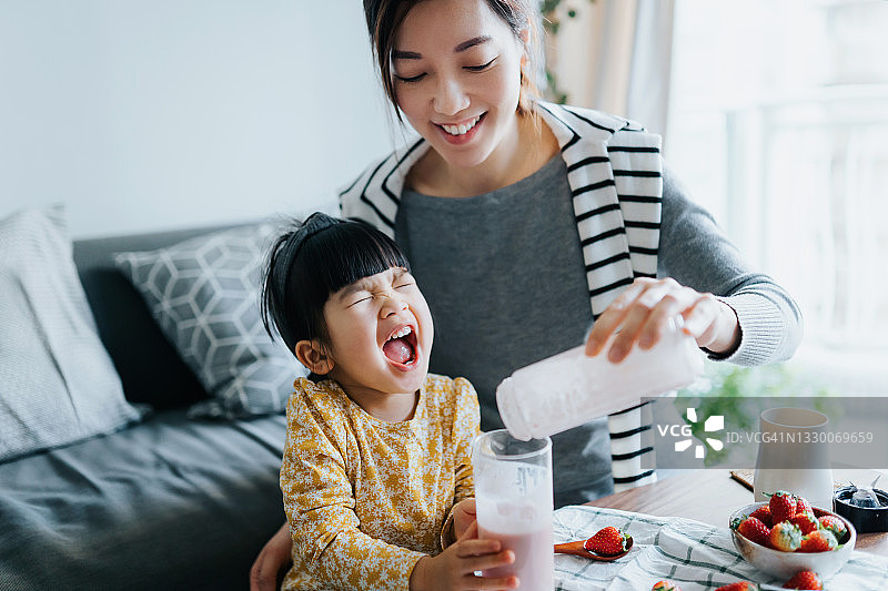 亚洲妈妈和女儿制作草莓冰沙图片素材