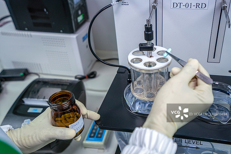 化学家正在测试药品，制药生产线图片素材