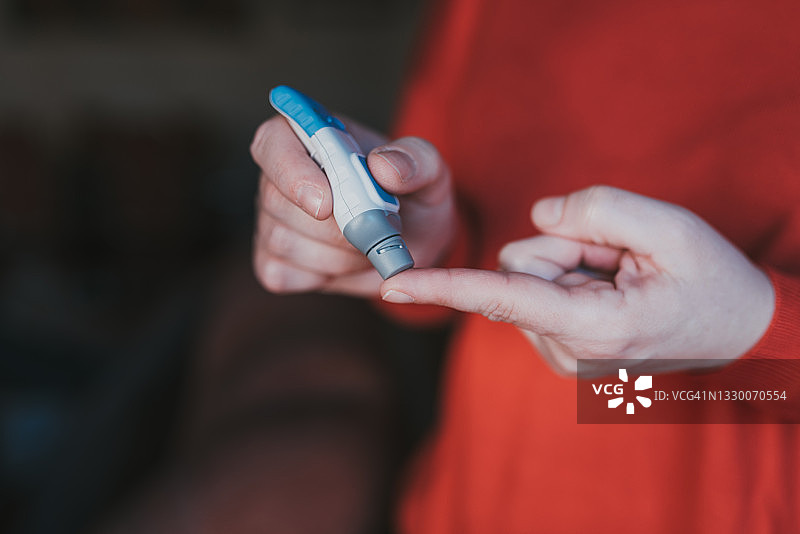 年轻女子在家检测血糖特写图片素材