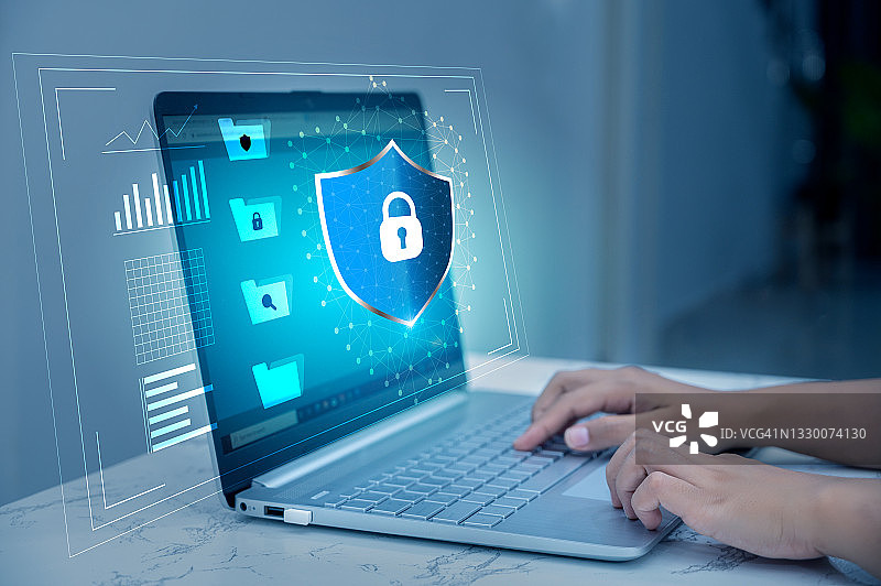 高度安全的IT设备保护盾，蓝色背景图片素材