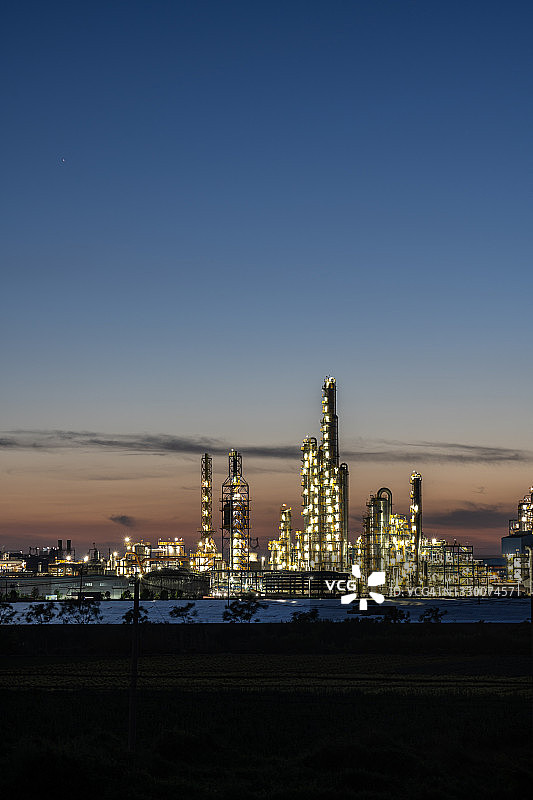 夜间城市天际线下的化工厂图片素材