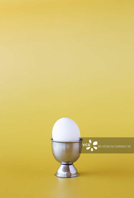 黄色背景上的白色鸡蛋图片素材