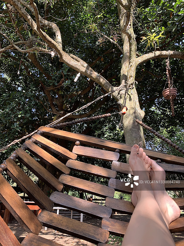 在吊床上休息图片素材