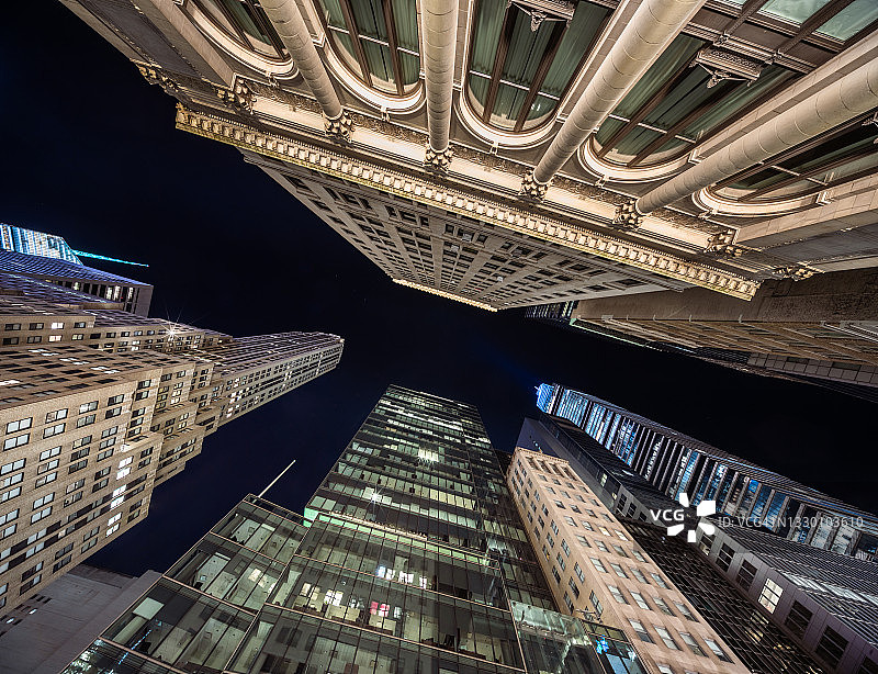 纽约第42街摩天大楼的夜景图片素材