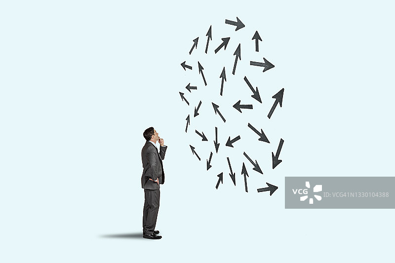 男人抬头看随意指向的箭头图片素材