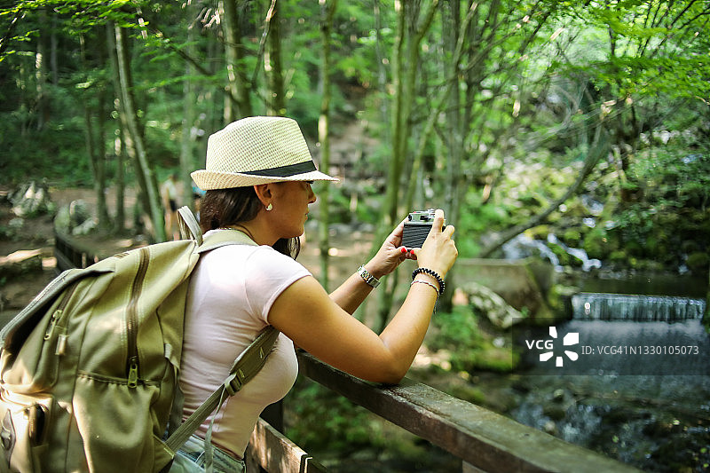 享受自然美景的年轻女人图片素材