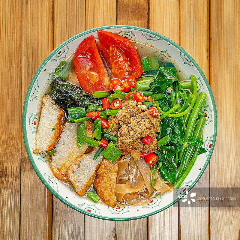 越南北部美食：海防蟹肉米粉套餐图片素材