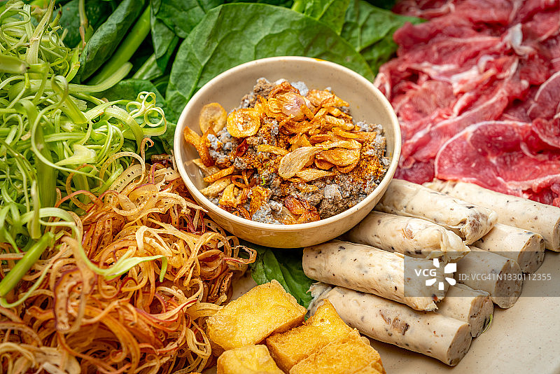 越南美食：稻田蟹酱和牛腱火锅图片素材