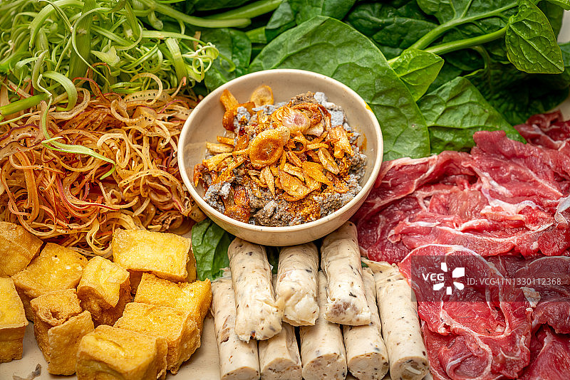 越南美食：稻田蟹酱和牛腱火锅图片素材