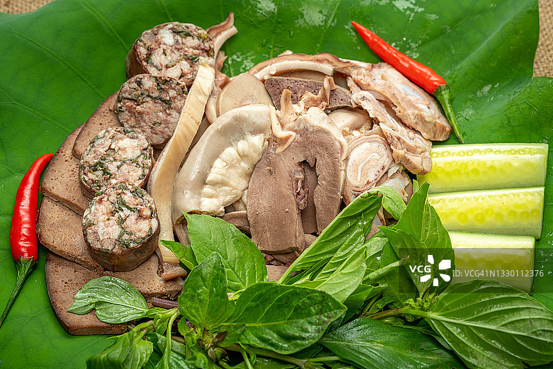 越南美食：煮猪内脏图片素材