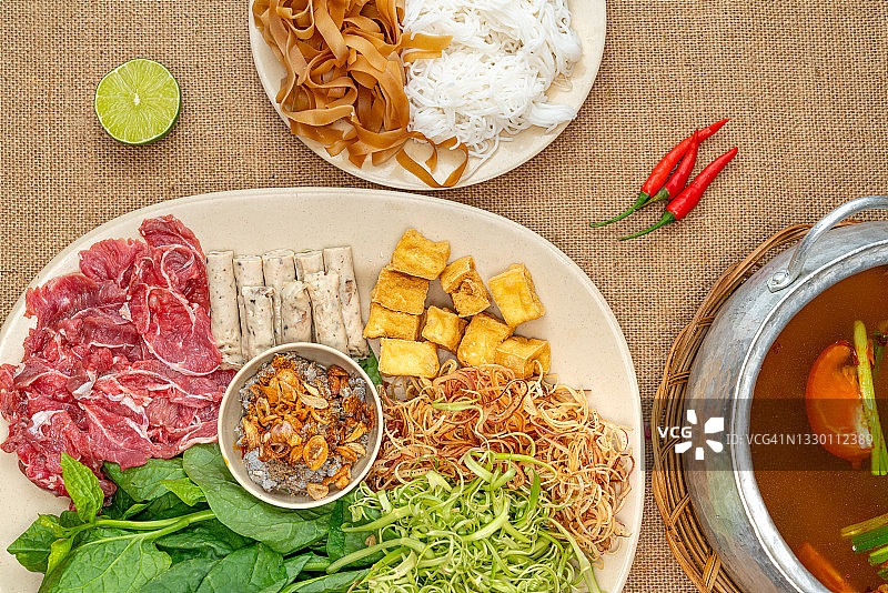 越南美食：稻田蟹酱和牛腱火锅图片素材