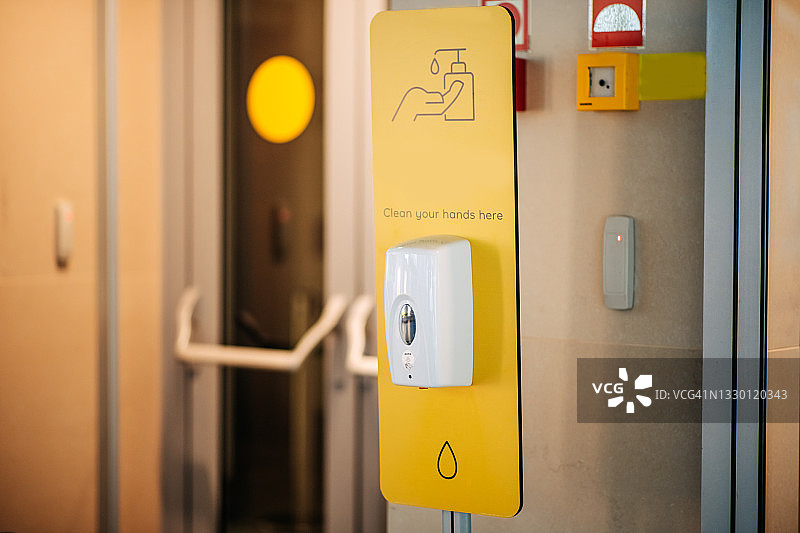 冠状病毒爆发亚洲妇女戴口罩与男子在热水中洗手擦肥皂全景横幅。图片素材