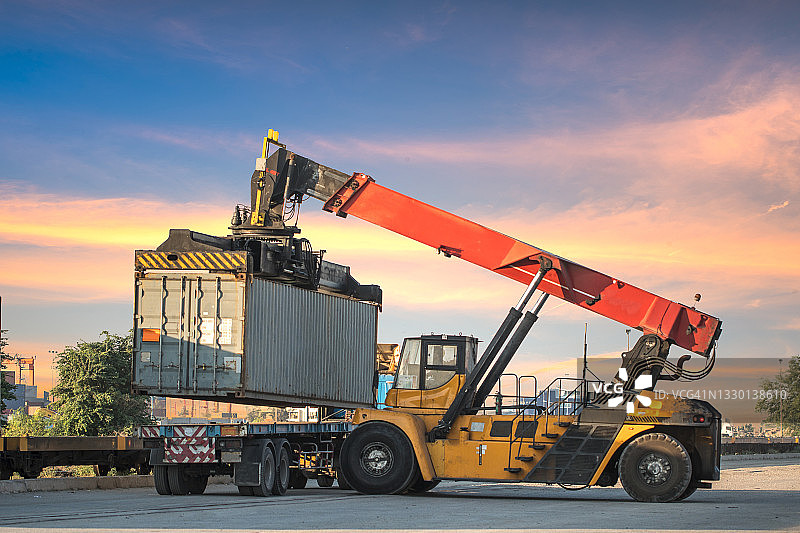 用于物流进出口概念的工业集装箱货船图片素材