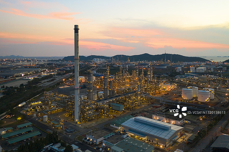 黄昏炼油厂图片素材
