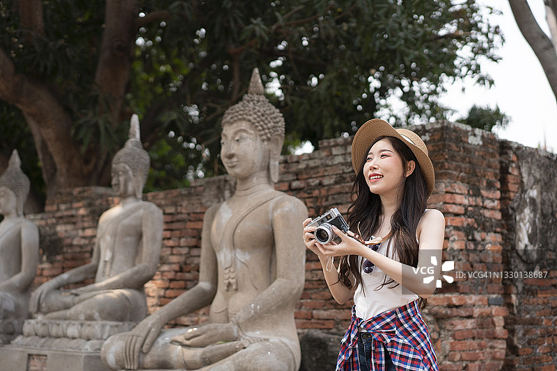 在阿瑜陀耶行走观光的年轻亚洲女性图片素材