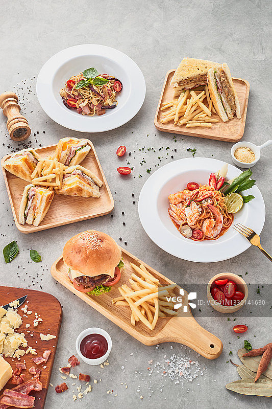 高角度拍摄的意面、薯条、汉堡和三明治图片素材