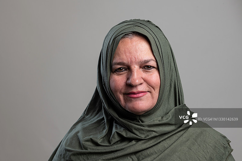 微笑的穆斯林中年妇女正面照图片素材