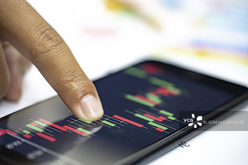 拿着手机的商人图片素材