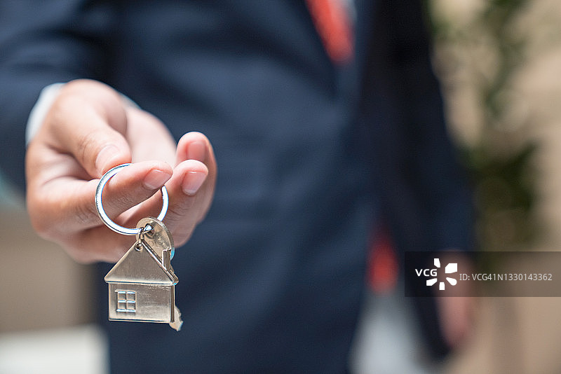 手持房屋钥匙的房产中介图片素材