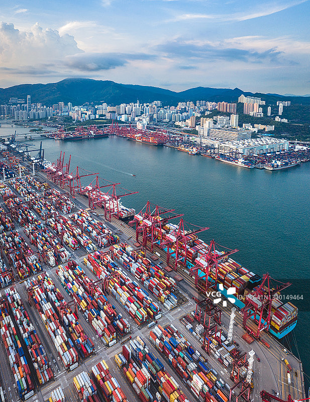 集装箱货船及货运起重机物流运输图片素材