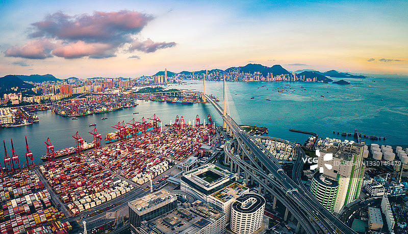 昂船洲大桥和青沙公路日落时分的无人机视角图片素材