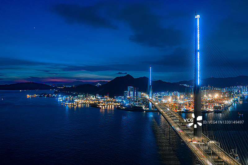 昂船洲大桥和青沙公路日落时分的无人机视角图片素材