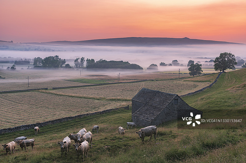 德比郡卡斯尔顿霍普谷的雾蒙蒙的日出，英国峰区图片素材