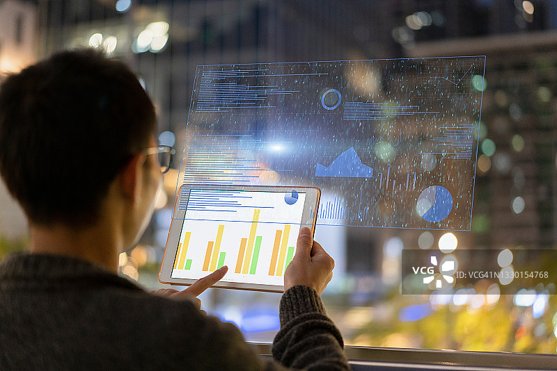 男商人使用VR技术图片素材