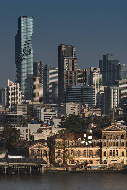 泰国曼谷旧海关大楼与城市背景图片素材