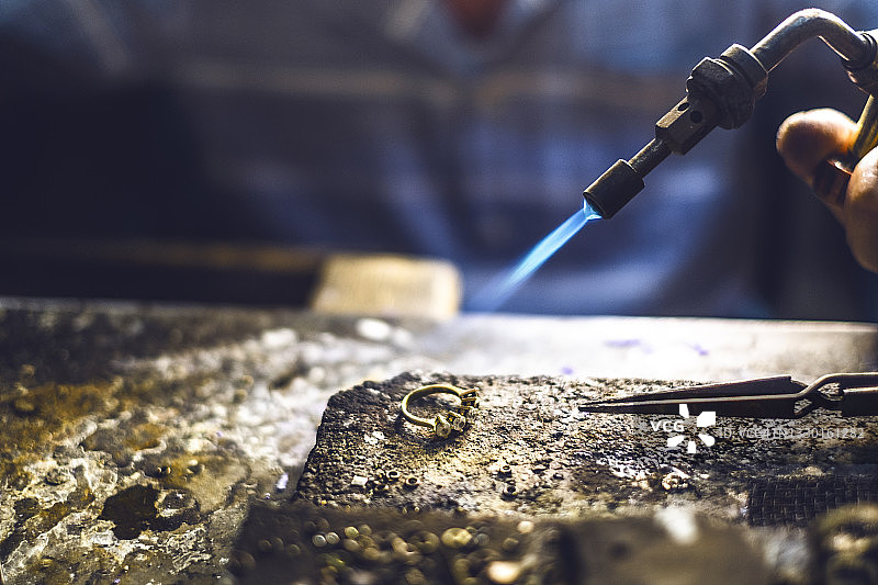 珠宝工作室里的烟雾房间图片素材