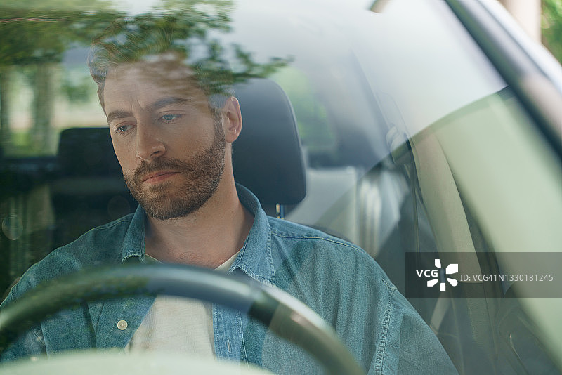 疲惫的中年男人在车里看向远方图片素材