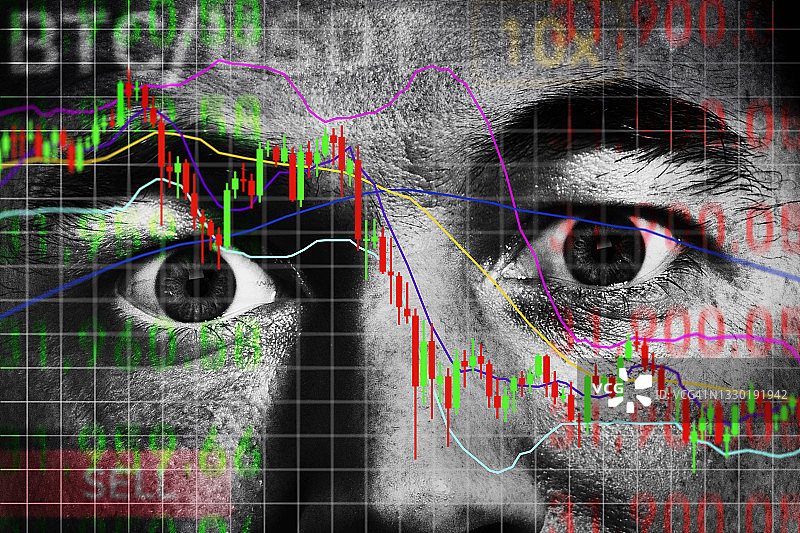 焦虑的男人看着下跌的交易图表图片素材