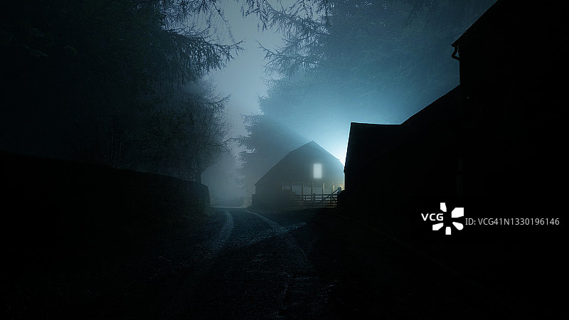 恐怖概念：阴森森林中亮着灯的房子图片素材