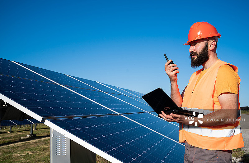 太阳能发电厂的运行和维护；工程师检查太阳能电池板，以创新绿色能源图片素材