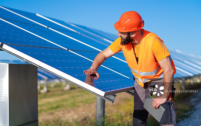 太阳能电池板安装人员检查他的手艺。图片素材