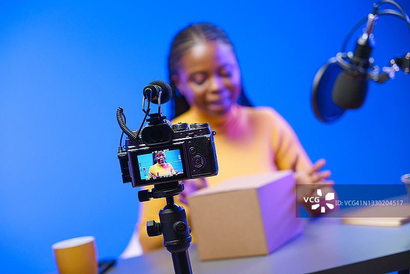 博主在工作室开箱，相机拍摄记录图片素材