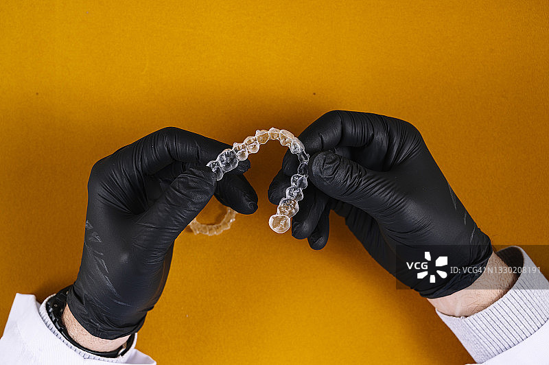 医生手持透明牙齿矫正器图片素材