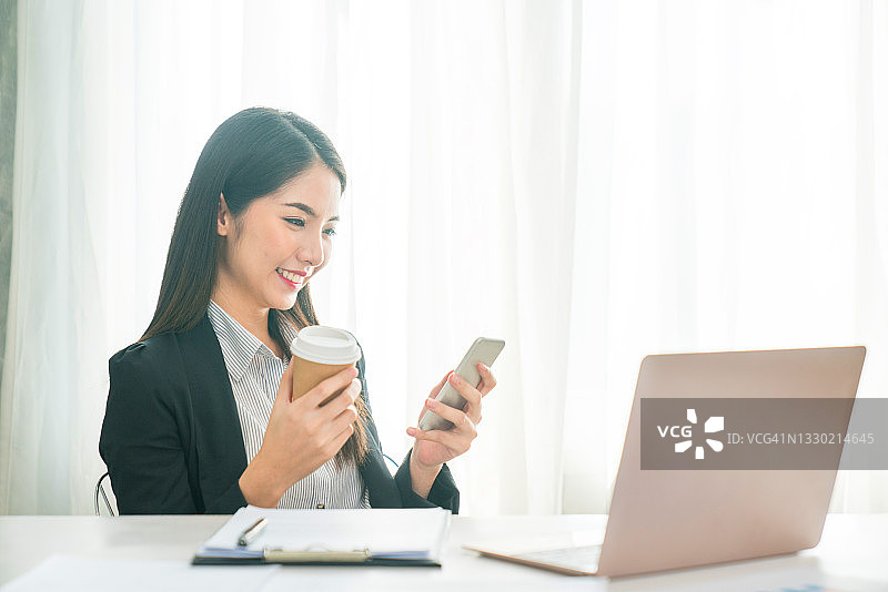 成功的女商人居家办公，录入数据图片素材