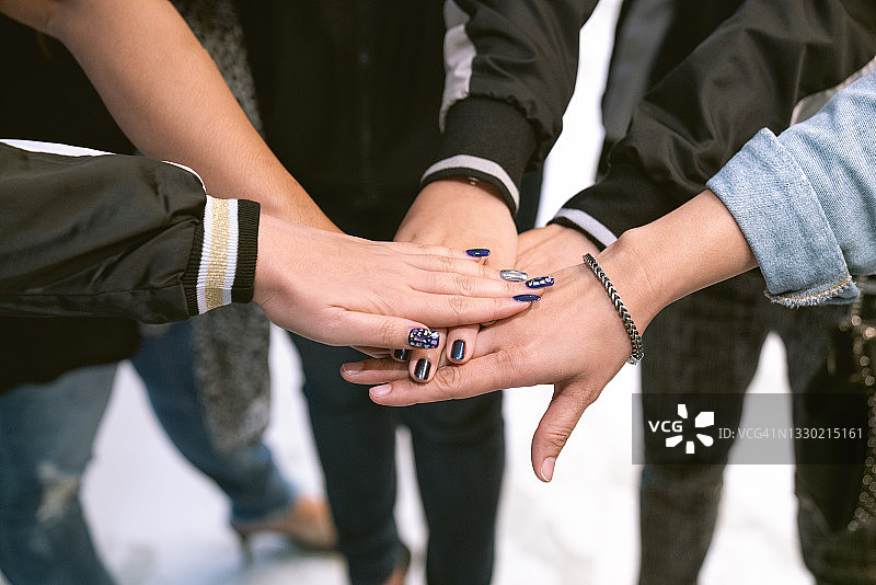 手牵手的人们：团队合作概念图片素材