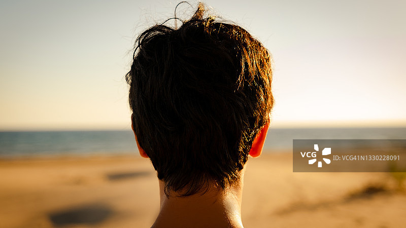 在海滩上以剪影和逆光姿势摆拍的模特图片素材