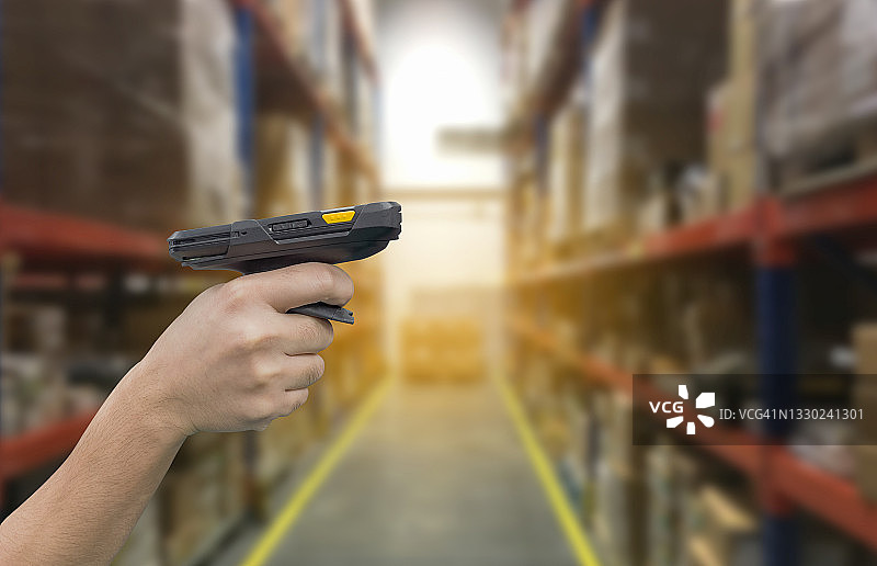 仓库中带有条形码扫描器的数字条形码扫描器图片素材