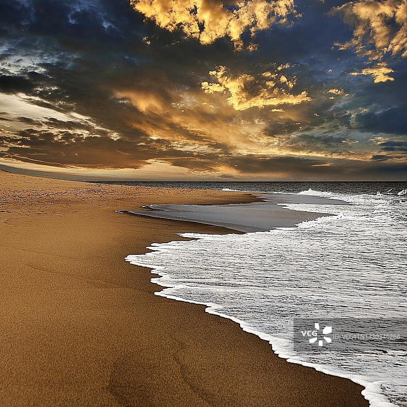 空旷海滩上的波浪，日落时戏剧性的多云天空，鳕鱼角赛点海滩图片素材