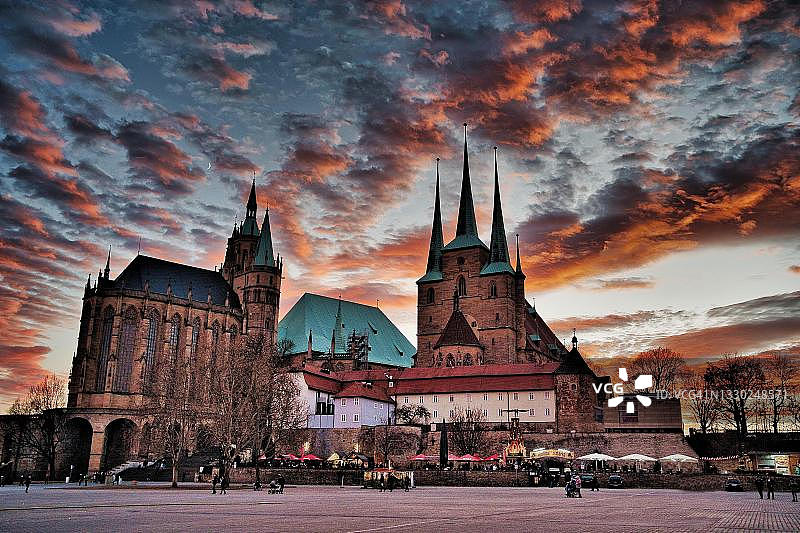 德国图林根州埃尔福特大教堂的红色云彩日落图片素材