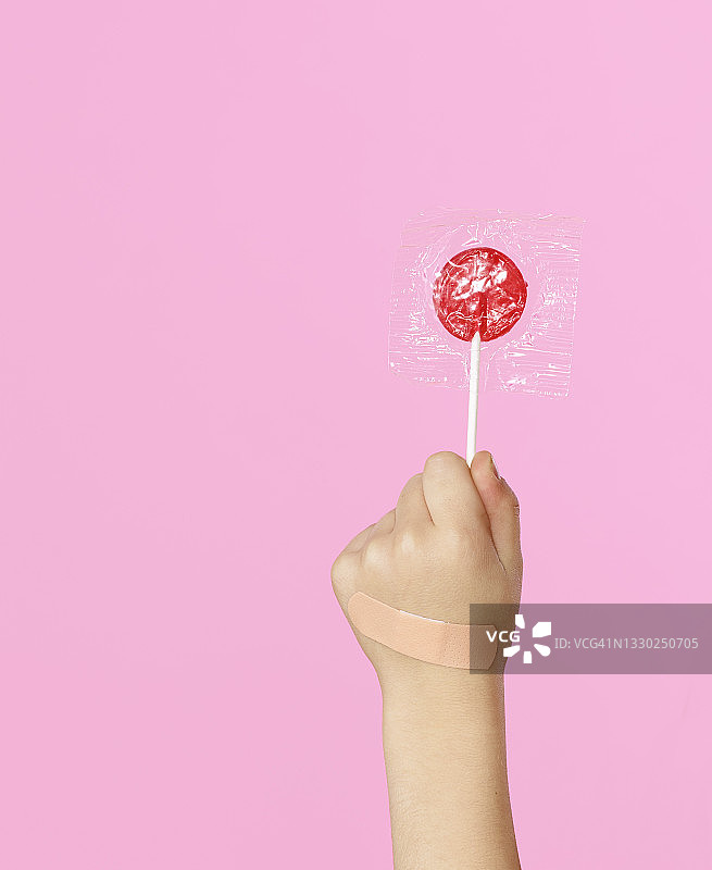 手拿棒棒糖图片素材