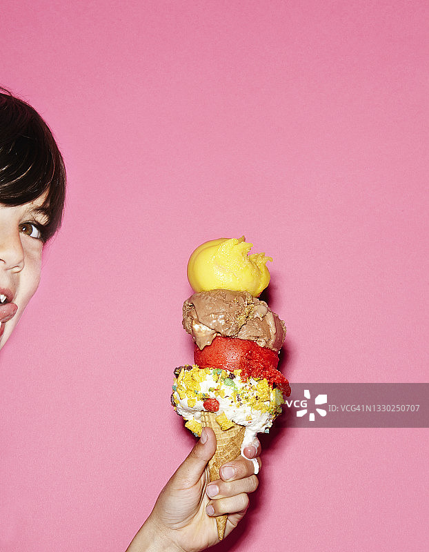 男孩拿着冰淇淋图片素材