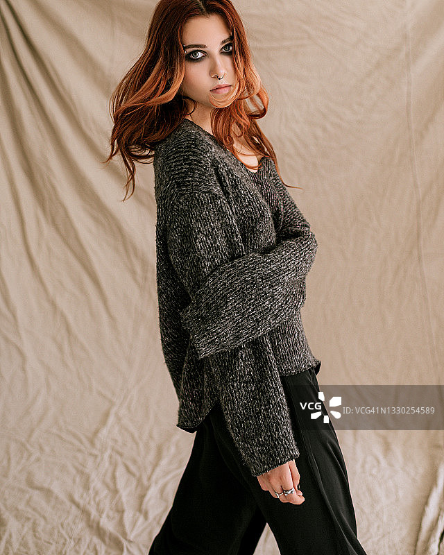 哥特风格的年轻女子影棚照图片素材