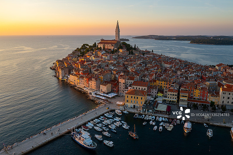 克罗地亚罗维尼古镇和圣尤菲米娅教堂航拍视角图片素材