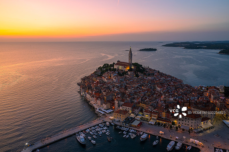 克罗地亚罗维尼古镇和圣尤菲米娅教堂航拍视角图片素材