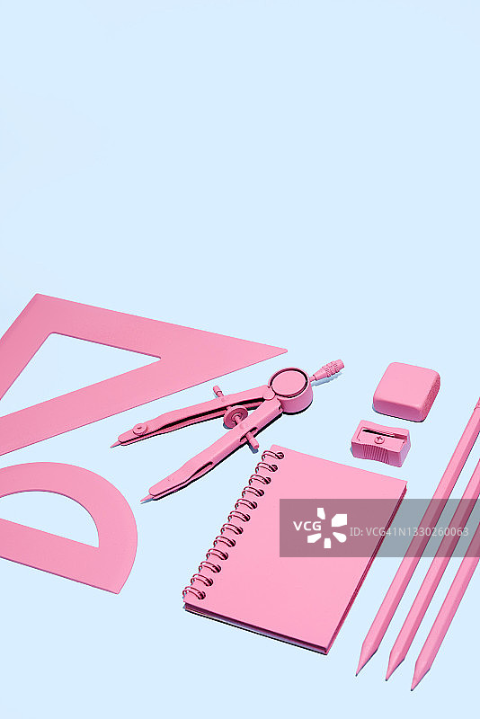 蓝色背景上的粉色文具图片素材