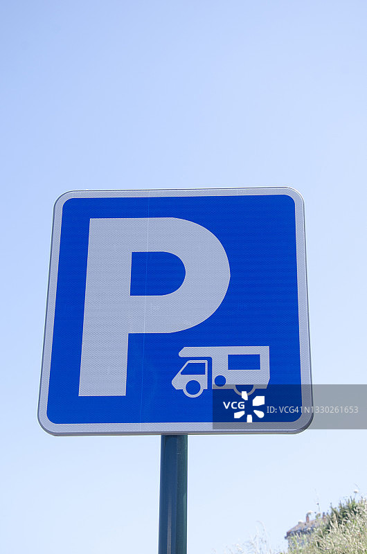 蓝天背景下的房车停车标志图片素材
